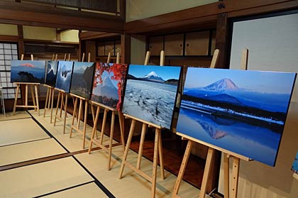 8日まで三条市丸井今井邸で開かれている「富士山・佐川忠則写真展」