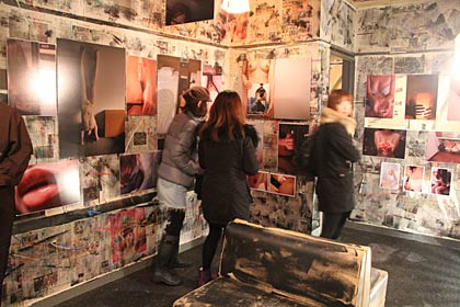 1、2日と酒場カンテツで開かれている平沢亮さんの初めての写真展「大地と花びらの写真展」