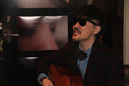 気が向けばアコースティックギターで弾き語りも披露する平沢さん