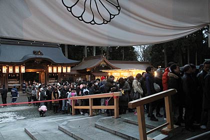 3日の弥彦神社は午後4時半になっても1,000人近くが拝殿で参拝に並んだ