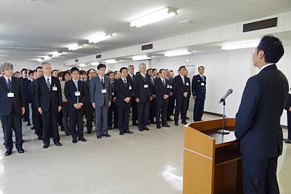 約150人の職員を前に諸橋博士が座右の銘とした「行不由径を掲げて職員を鼓舞