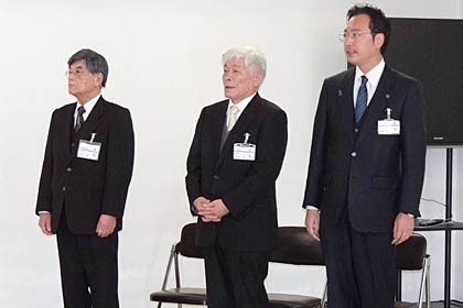 左から松永教育長、吉田副市長、国定市長