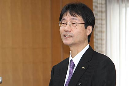  燕市役所吉田庁舎で年頭のあいさつを行う鈴木市長