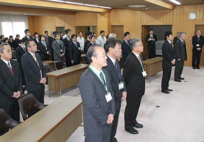 鈴木市長の年頭のあいさつを聞く職員