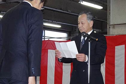 青柳社長から国定市長に寄付の目録を贈呈