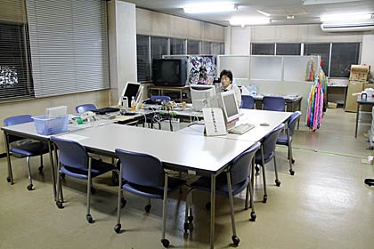  職員は主に手前のテーブルを利用するように