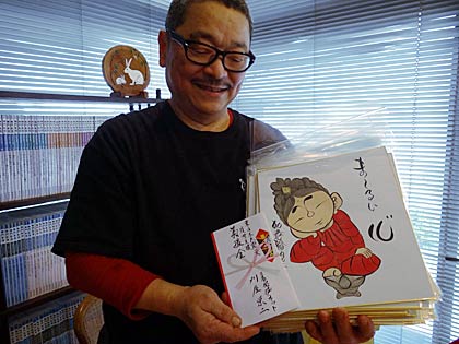 宮城県石巻市に送る義援金10万円と荘眠月さんの色紙40枚余りを手にラーメン店「龍昇園」を経営する刈屋さん