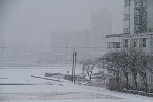 激しい雪で景色がかすむ、6日午後3時29分、三条市下須頃地内で撮影