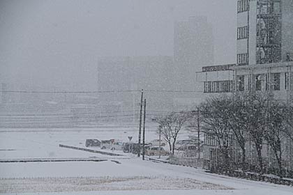 激しい雪で景色がかすむ、6日午後3時29分、三条市下須頃地内で撮影
