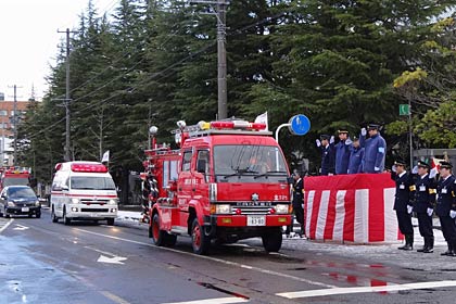 8日行われた三条市消防出初式の市中パレード、厚生福祉会館前で観閲