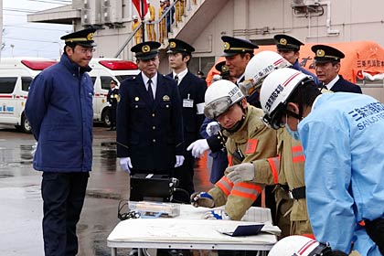  訓練内容を国定市長に説明