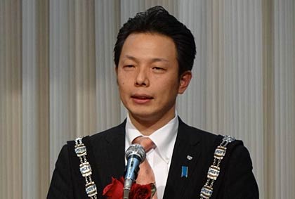 あいさつする五十嵐理事長