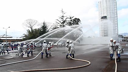 平成24年燕市消防出初式の放水披露