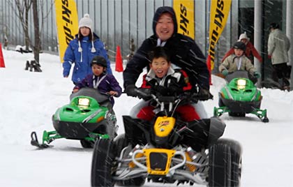 子ども用のスノーモービルや四輪バギーのミニATV