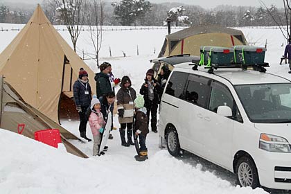 雪中キャンプしながら参加する家族