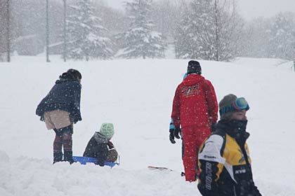 雪遊びのなかで降る雪はちっとも苦にならない