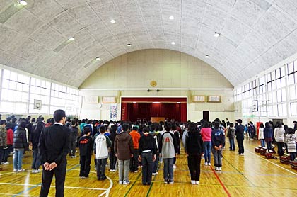 冷蔵庫のように冷えた体育館も校舎に続いて建て替えが行われる