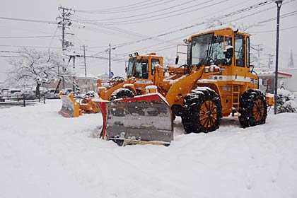 三条市厚生福祉会館前で未明の全市一斉除雪の出動を待つ除雪車