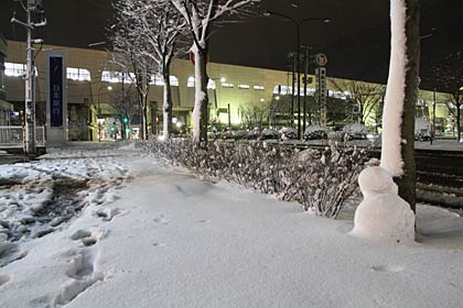 燕三条駅前の歩道に積もった雪
