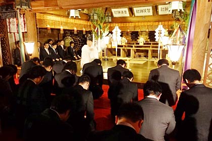 加茂市・青海神社で行われた2012年度1月例会前の神事