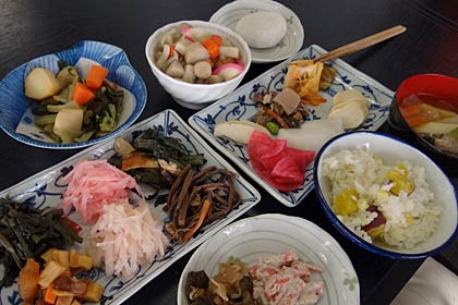 色とりどりの豪華な料理が郷土料理が並んだ