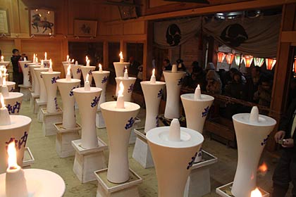 三条市・八幡宮で行われている小正月行事の献灯祭