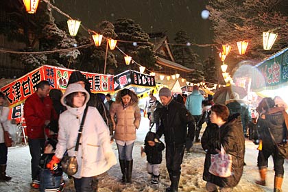 露店が並んだ境内は家族連れなど大勢の参拝でにぎわった
