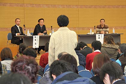  山崎さんの約1時間の基調講演のあと、三条市歴史文化担い手育成会の相場浩会長をコーディネーターに、山崎さんと国定勇人三条市長のトークライブ