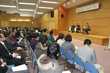 熱気にあふれた会場