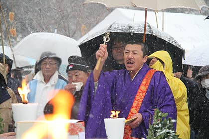 祈祷を行う国上寺の山田住職