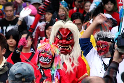 15日行われた「第8回越後くがみ山　酒呑童子行列」で300人が行列