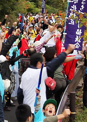 行列の途中で眼下の平野を見下ろして勝ちどきを上げる