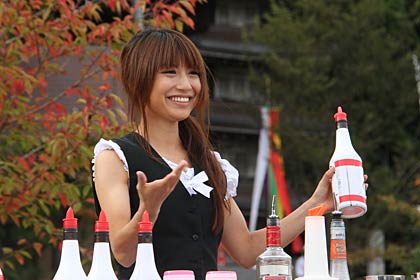  燕市出身のフレアバーテンダー富田晶子さん