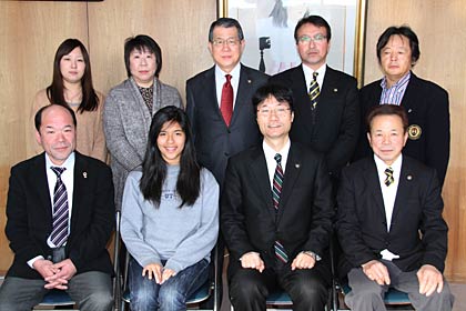 分水ライオンズクラブのメンバーと記念撮影、前列いちばん右が田中会長
