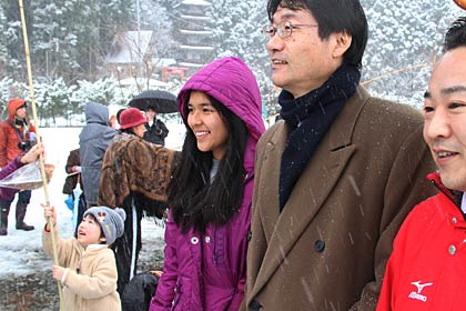 前日15日にふれあいパーク久賀美での塞の神に参加して鈴木市長と記念撮影するカブレホスさん