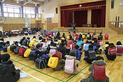 体育館で五十嵐署長の話や横断歩道の渡り方の講話