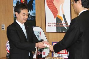 燕市・ホクエツがティッシュペーパー「グリーンセイビング」の売り上げの一部を積み立てた4万7,624円をことしも燕市に寄付