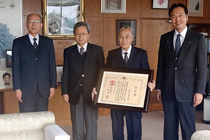 左から事務局の坂田さん、星野副会長、林会長、国定三条市長