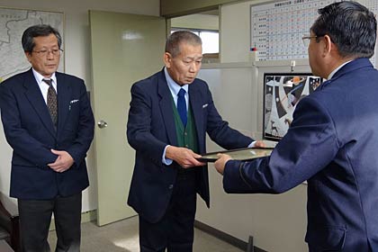 左からまきタクシーの田中署長、佐藤運転手、燕署の五十嵐署長