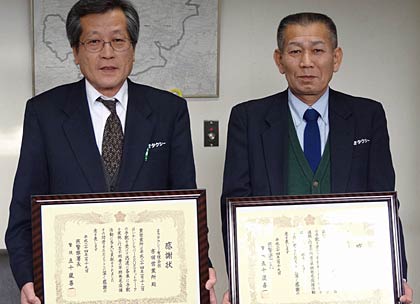 感謝状を手にまきタクシーの田中所長(左)と佐藤運転手(右)