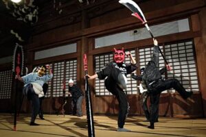 本成寺本堂で鬼踊りをけいこする本成寺鬼踊り奉賛会