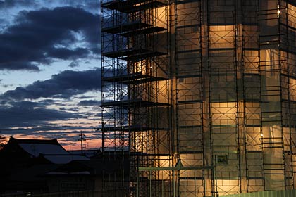 夕暮れの空と光のアートのような風景に