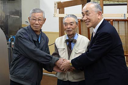 左から田浦さん、指導者の伊藤さん、小池市長