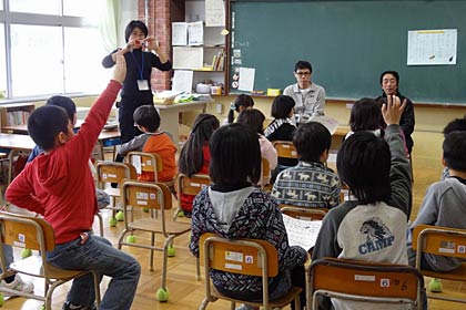 三条市立条南小学校で開かれた生産者等交流会で生産者と共同調理場職員に積極的に質問する2年2組