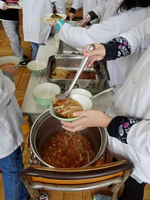 話を聞いたあとは一緒に給食のミネストローネを味わう
