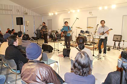 22日開かれた三条フォーク村 新春ライブ