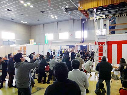 上棟式の体で大餅まき大会