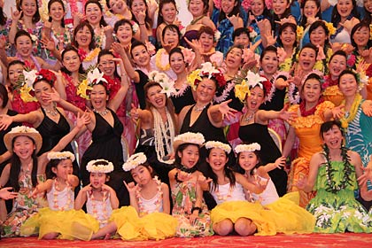 フラスタジオ「ラウレア」がハミングプラザVIP三条で「Laule'a New Year Hula Party 2012」、最後に集合写真撮影