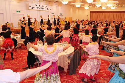 フィナーレは会場一体となって全員でフラ