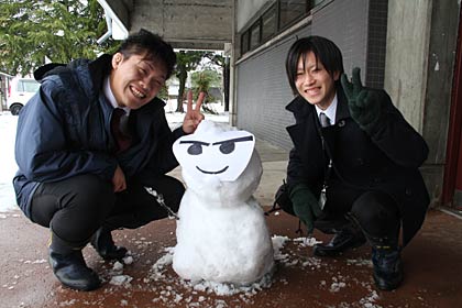 28日の「三条マルシェ前日祭　雪で遊っぺ～」に向け三条市厚生福祉会館前で試しに雪だるまを作ってみた地域経営課職員